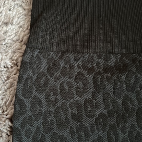 Black sleek leopard NikiBiki leggings OS 2-12 NWT workout athleisure yoga cycle - Picture 3 of 7